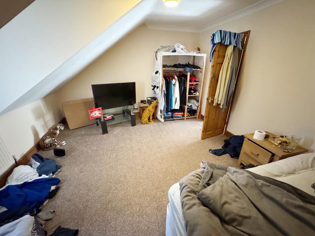 Lot: 89 - FREEHOLD PROPERTY DIVIDED INTO TWO TWO-BEDROOM MAISONETTES - Upper Maisonette - Bedroom 1